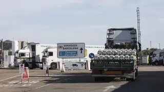 Movimiento de camiones, ayer en el parquin de Rausan, en la N-II