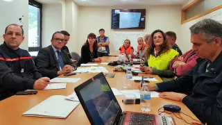 La Subdelegada del Gobierno en Huesca y el Subprefecto de Oloron Sainte Marie, con otros participantes, en el puesto de mando del simulacro..
