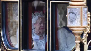 La reina de Inglaterra, de camino al Palacio de Buckingham tras la lectura de su discurso de apertura del Parlamento británico este lunes, en Londres.