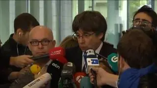 El ex presidente de la Generalitat, Carles Puigdemont ha acudido a declarar ante la Justicia belga y a recoger la euroorden de detención cursada por el Tribunal Supremo. Puigdemont se ha opuesto a su entrega a España y ha quedado en libertad sin fianza pero con varias medidas cautelares.