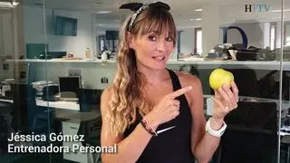 La entrenadora personal Jéssica Gómez enumera las cualidades de la manzana, una fruta que resulta ser recomendable tanto en dietas astringentes como en las necesarias para favorecer el tránsito intestinal.