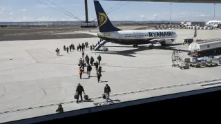 Un avión de Ryanair que cubre la ruta estival de París, a su llegada al aeropuerto.