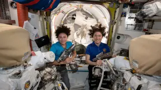 U.S. astronauts Jessica Meir (L) and Christina Koch pose in the International Space Station in a photo released October 17, 2019. NASA/Handout via REUTERS. THIS IMAGE HAS BEEN SUPPLIED BY A THIRD PARTY. [[[REUTERS VOCENTO]]]