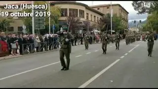 Finalmente, un desfile militar ha recorrido la avenida Regimiento Galicia, que ha congregado a numerosos ciudadanos de Jaca y visitantes.