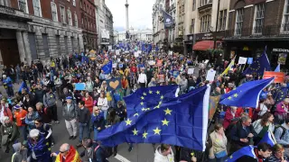 London (United Kingdom), 19/10/2019.- Protesters during the 'Together for the Final Say' march against Brexit in London, Britain, 19 October 2019. Hundreds of thousands of people are taking part in the protest march calling for a referendum on the final Brexit deal on 'Super Saturday', as members of parliament sit in the House of Commons in London to debate and vote on Prime Minister Boris Johnson's final Brexit deal. (Protestas, Reino Unido, Estados Unidos, Londres) EFE/EPA/FACUNDO ARRIZABALAGA Together for the Final Say March against Brexit protest march in London