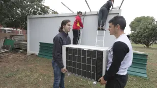 Alumnos del centro de FP Pirámide de Huesca, el pasado viernes, instalan equipos de climatización en el aula de experimentación.