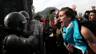 Un grupo de manifestantes se enfrentan a militares en Santiago de Chile