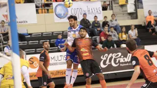 Una acción del partido entre el Fútbol Emotion Zaragoza y el Aspil Jumpers Ribera Navarra en el pabellón Siglo XXI