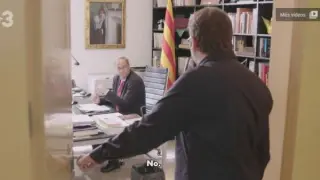 Imagen del vídeo difundido por TV3 en el que Quim Torra teatraliza su intento de llamada a Pedro Sánchez. TVE3/TWITTER