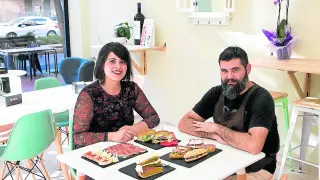 Aina Bachiller y Fran Romero, con algunas especialidades del gastrobar Del Fico.