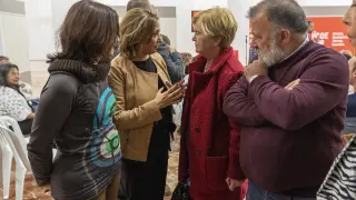 La excomisionada contra la despoblación, Isaura Leal, conversa con la secretaria general del PSOE turolense, Mayte Pérez.