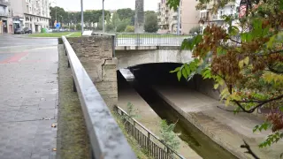 El canal del río Isuela bajo el puente de Ramón y Cajal de Huesca