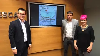 El diputado Roque Vicente junto al alcalde de Ayerbe, Antonio Biescas, y la concejala de Cultura y Medio Natural, Rebeca Armada.