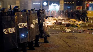 Policías antidisturbios, durante los incidentes del pasado viernes en Cataluña.