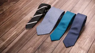 Las corbatas, a rayas, lisas o estampadas son un complemento que no puede faltar.