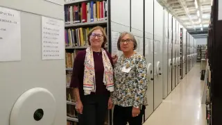 Matilde Cantín y María Ángeles Euba en uno de los depósitos de la Biblioteca María Moliner de la Universidad de Zaragoza.