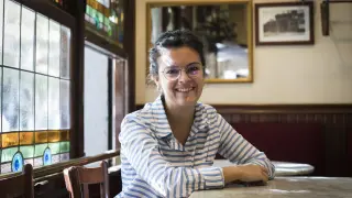 Elisa Marraco, abogada ecologista natural de Zaragoza, en el Café de Levante, donde se hizo la entrevista.