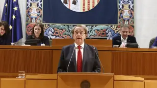 El consejero de Hacienda, Carlos Pérez Anadón, ha defendido el techo de gasto para 2020 ante el pleno de las Cortes, este jueves.