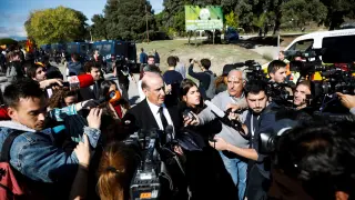 Francis Franco (d) atiende a los medios tras asistir a la exhumación.