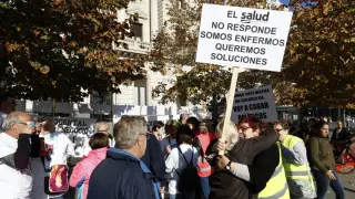 Afectados por el cierre de Idental se concentran en Zaragoza.