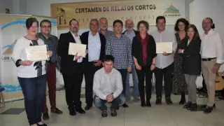 Foto de familia de los organizadores, el jurado y los premiados del XXI Certamen de Relato Corto 'Tierra de Monegros'.