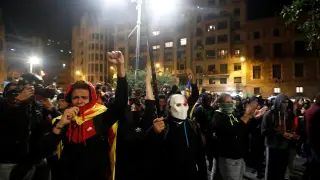 Catalan pro-independence demonstrators shout slogans during a protest against police action, outside the National Police headquarters, in Barcelona, Spain, October 26, 2019. REUTERS/Sergio Perez [[[REUTERS VOCENTO]]] SPAIN-POLITICS/CATALONIA-PROTEST