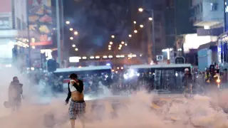 A man runs among the tear gas during a protest in Hong Kong's tourism district of Tsim Sha Tsui, China October 27, 2019. REUTERS/Kim Kyung-Hoon [[[REUTERS VOCENTO]]] HONGKONG-PROTESTS/
