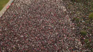 Imagen aérea de los ciudadanos que van al concierto en Chile.