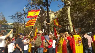 Numerosas personas con banderas de España y de Cataluña acude a la manifestación para decir basta al independentismo