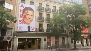 Cartel colgado en la fachada de la sede del PSOE en Ferraz.