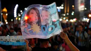 Simpatizantes de los Fernández celebran en las calles la victoria del candidato peronista en Argentina.