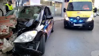 El coche colisionó contra un muro en la calle Velódromo de Huesca.