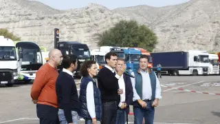 El presidente de Ciudadanos, Albert Rivera, con transportistas de la N-II en Alfajarín