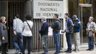 Filas para renovar el DNI o el pasaporte en la oficina del paseo de Teruel.