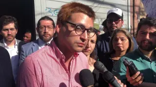 Josué Maureira habla con la prensa el lunes tras declarar en Santiago.