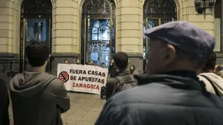 Los manifestantes, ayer en la plaza de España de Zaragoza