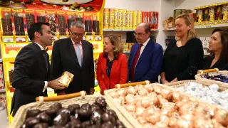 Nadia Calviño y Javier Lambán visitan Chocolates Lacasa.