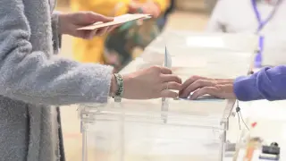 Votaciones en el colegio ensanche de Teruel. Foto Antono Garcia2605/19 [[[FOTOGRAFOS]]]