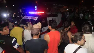 Familiares y amigos del boliviano Marcelo Terrazas, fallecido en un enfrentamiento en la ciudad de Montero, reciben este jueves su cuerpo, que llegó en una ambulancia a Santa Cruz (Bolivia).