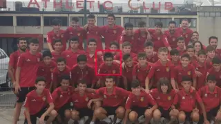 Nicolas Fontán, junto a sus compañeros del,Montecarlo Infantil A, Cadete B y Cadete A, en su visita a Lezama para jugar con el Athletic de Bilbao