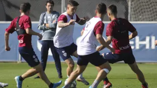 Cristo González conduce el balón entre dos rivales en un entrenamiento de esta semana.