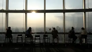 Personas tomando café este viernes en el mirador de la Torre Mori en Roppongi Hills, en Tokyo.