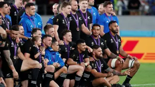 La selección de Nueva Zelanda posa con las medallas de bronce, en el Mundial de Japón de rugby