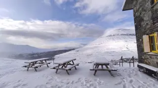 Este fin de semana ya llegó la nieve a cotas altas del Pirineo como el refugio de Góriz.