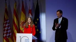 Los reyes, Felipe VI, y doña Letizia, la princesa Leonor (2i) y la infanta Sofía (2d), al inicio del acto de entrega de los Premios Princesa de Gerona, en el Palacio de Congresos de Barcelona