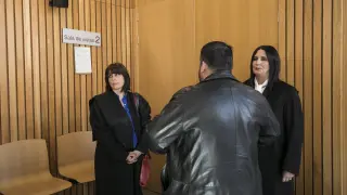 El acusado, de espaldas, momentos antes del comienzo del juicio en la Audiencia de Zaragoza.