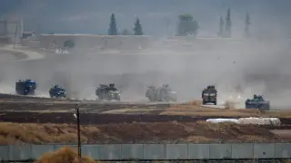 Vehículos militares de Turquía y Rusia patrullan por el norte de Siria.