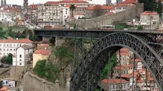 Una vista de Oporto, con el puente de Don Luis y la muralla medieval.