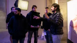 Álex Rodrigo, a la izquierda, durante el rodaje en Zaragoza de 'El último show'
