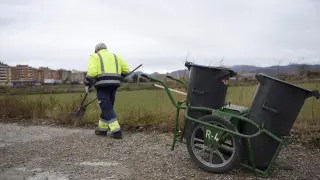 Un trabajador del servicio de limpieza viaria de Huesca